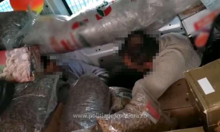 Doi bărbați din Turcia s-au ascuns sub bagajele dintr-un microbuz, pentru a trece ilegal frontiera la Calafat