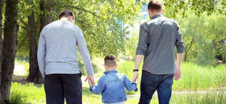S-a ajuns si la asta ! Prima adopție în România de către un cuplu gay  ! Sunteti de acord ?