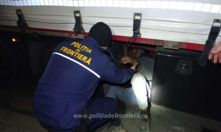 Cetățean marocan ascuns pe șasiul unui autocamion, depistat în P.T.F. Calafat