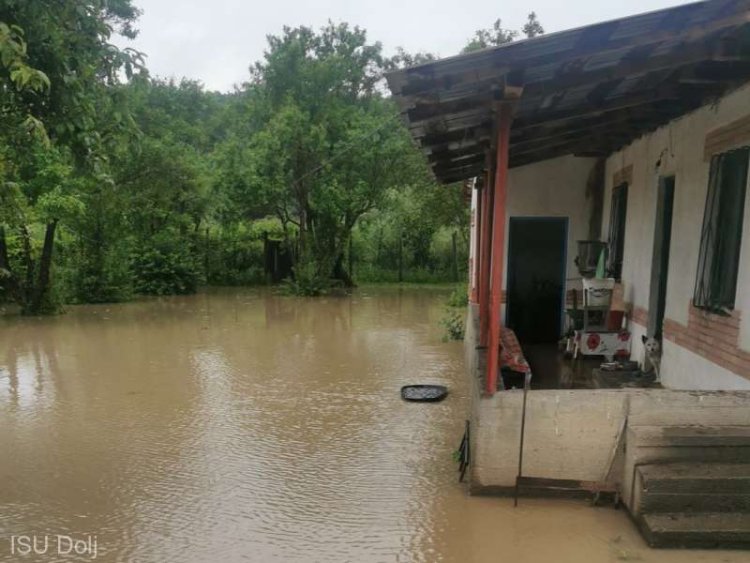 Case și gospodării inundate la Poiana Mare , Desa și Unirea
