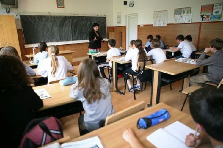 Profesorii care dau meditații elevilor de la clasă, interziși la catedră timp de șapte ani