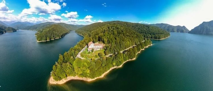 Valea cu Pești,locul unic in Romania.Aflata pe Lacul Vidraru, langa Cetatea Poienari fortificată de Vlad Tepeș in sec. XV, e considerata o minunea naturala la nivel mondial