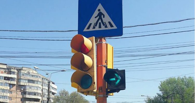 Amendă pentru șoferii care blochează banda cu semafor verde intermitent la dreapta