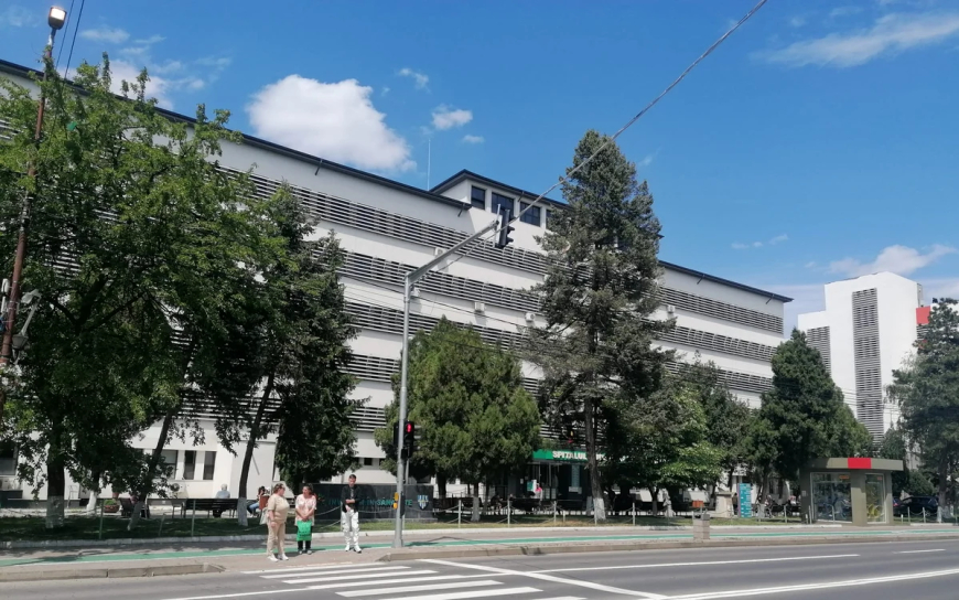 Val de infecții cu SARS-CoV-2. „Febră înaltă, 38,5 – 40 grade Celsius, tuse, cefalee. Să evităm, pe cât posibil, aglomerațiile”