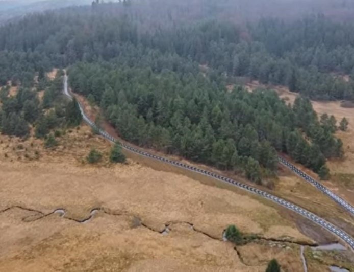 Un sat din România cu 14 oameni are pistă de biciclete asfaltată  care trece prin pădurea cu lupi și urși