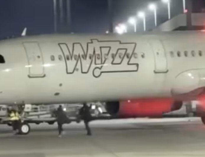Doi români au fugit pe pistă la Köln ca să oprească un avion Wizz Air